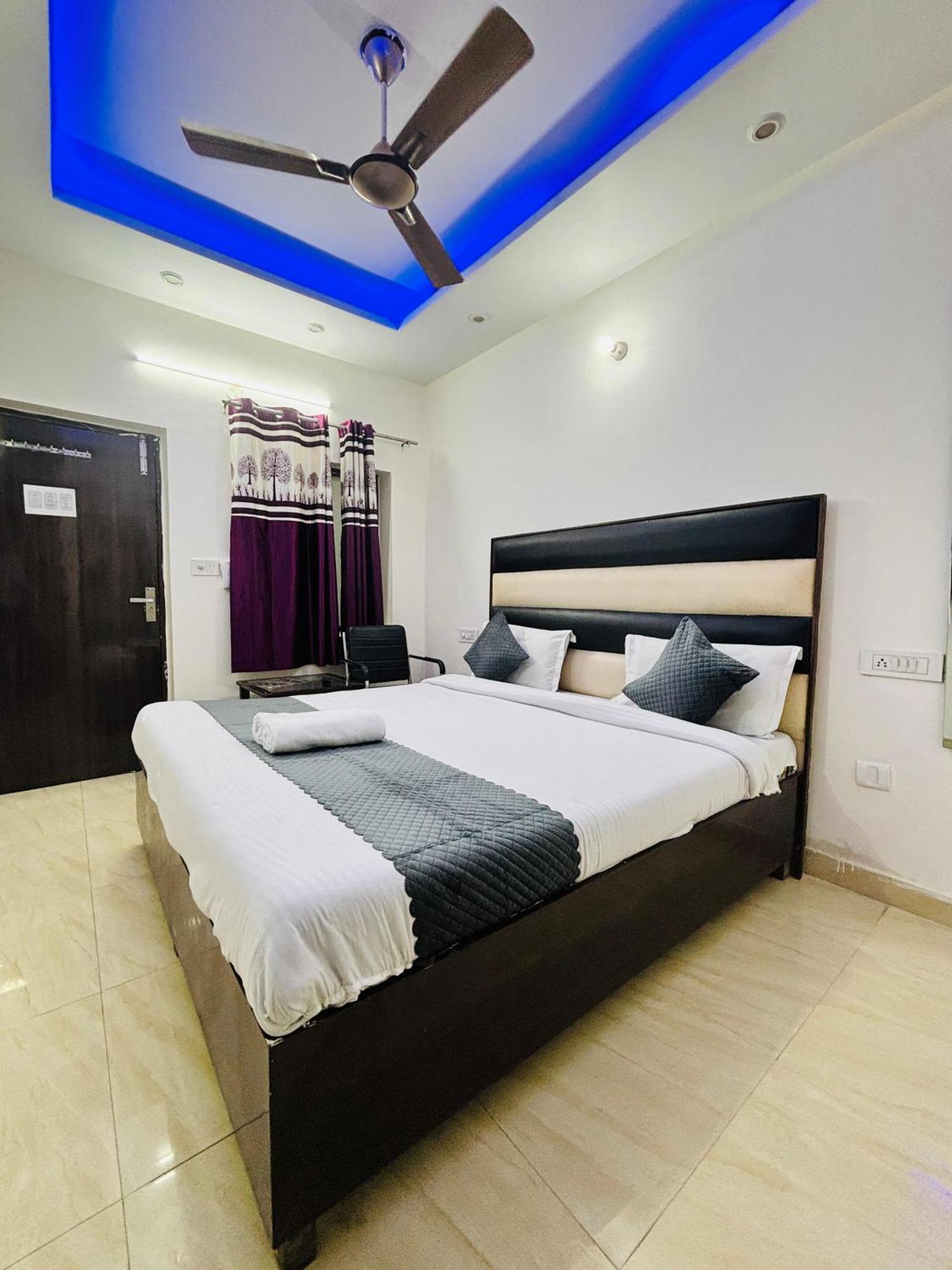 Hotel Kb Square Near Chandigarh Railway Station Room photo